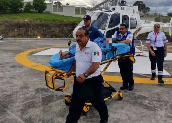 Trasladar En Helicóptero A Él Joven Sobreviviente Del Atentado En La Gasolinera Torres El Pasado Sábado En Apatzingán
