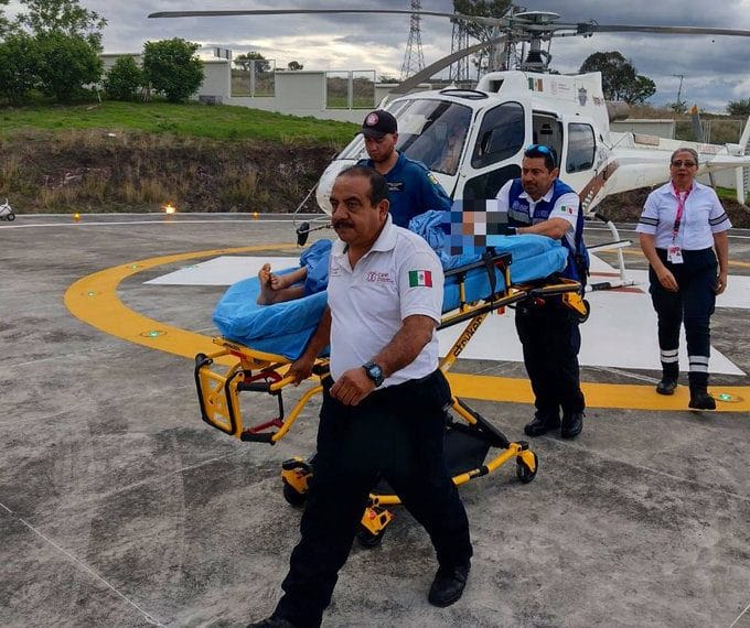 Trasladar En Helicóptero A Él Joven Sobreviviente Del Atentado En La Gasolinera Torres El Pasado Sábado En Apatzingán