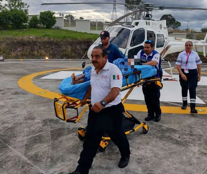 Trasladar En Helicóptero A Él Joven Sobreviviente Del Atentado En La Gasolinera Torres El Pasado Sábado En Apatzingán 19 Helicoptero Traslado De Urgencia Aerea