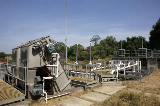 A Partir De Octubre, Se Saneará El 82% De Aguas Residuales En Uruapan: Ceac 20 Roban Llantas De Contenedor En El Ferrocarril