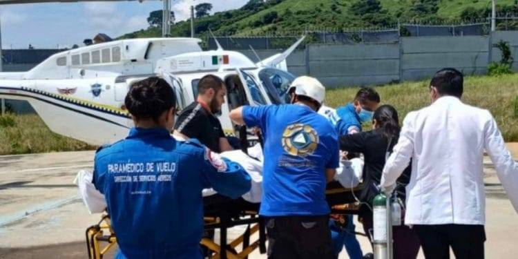 Paciente malherido en volcadura es trasladado en helicóptero de Coalcomán a Morelia