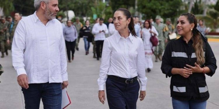Bedolla informa a Sheinbaum afectaciones por huracán John