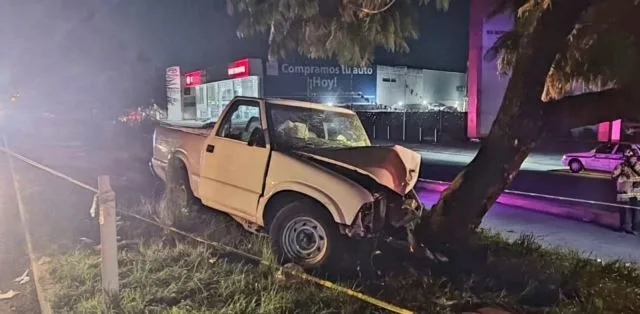 En Uruapan, Un Muerto Y Un Herido En Choque De Camioneta Contra Árbol 19 En Uruapan, Un Muerto Y Un Herido En Choque De Camioneta Contra Árbol