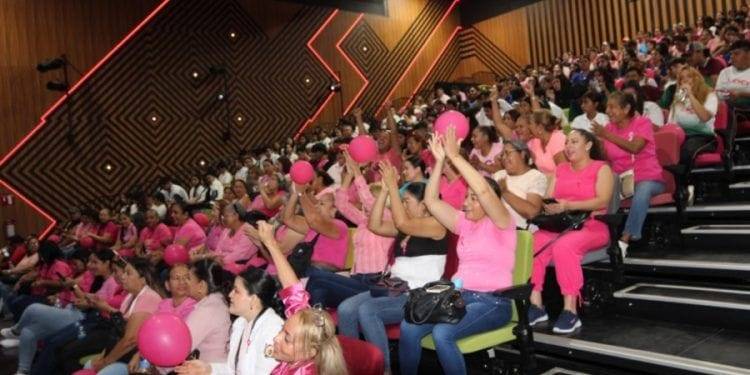 Con una emotiva marcha y conferencia conmemoran Día contra el Cáncer de Mama 1 Asiste representación de Apatzinguenses a entrega de premios de la Juventud Michoacán