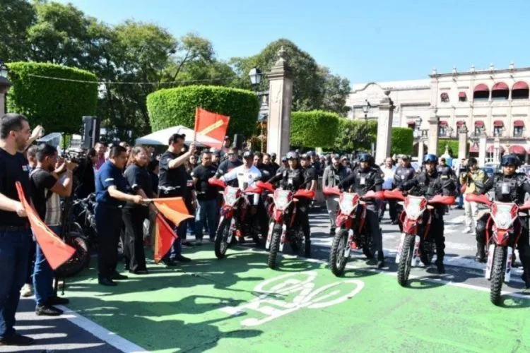 Los Diputados Locales Prisitas Memo Valencia Y Santiago Sánchez Bautista, Entregan Motocicletas Al Agrupamiento Tigre A.c. 20 Michoacán, Primer Estado En Aprobar Su Propia Reforma Al Poder Judicial: Bedolla