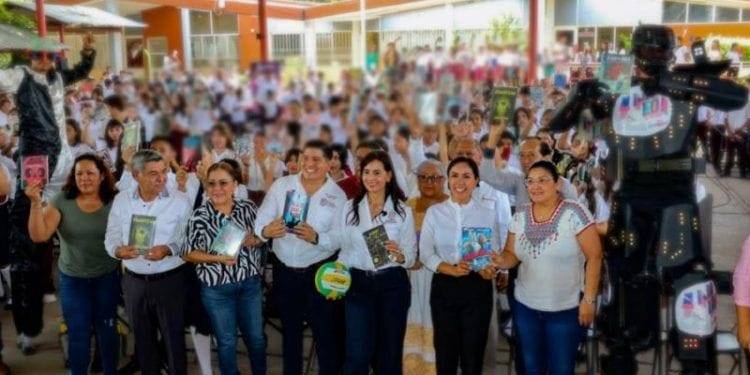 Entrega de tenis y libros a los estudiantes de Apatzingán 1 Gobierno de México presenta pensión para el bienestar de las adultas mayores de 60 a 64 años