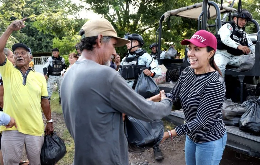Continúa La Entrega De Víveres Y Restablecimiento De La Energía Eléctrica En Zona Rural De Apatzingán 19 Fanny Entrega De Apoyos - El Día De Michoacán