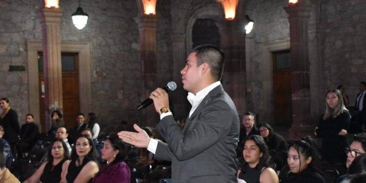 Asiste representación de Apatzinguenses a entrega de premios de la Juventud Michoacán