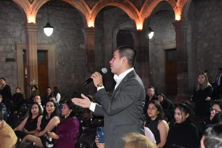 Asiste Representación De Apatzinguenses A Entrega De Premios De La Juventud Michoacán