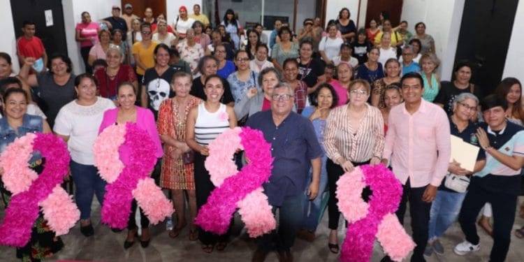 Entregan apoyos para mujeres con cáncer de mama y cervicouterino 1 Activista Heydi León recibe Premio Michoacano del Orgullo por defensa de las mujeres trans