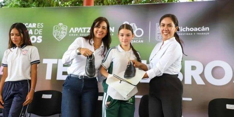 Obra educativa y otras acciones benefician a más de 5 mil alumnos en Apatzingán: SEE 1 Gobierno de México presenta pensión para el bienestar de las adultas mayores de 60 a 64 años