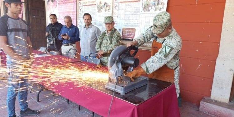 Ejército Mexicano y municipios de Parácuaro y Múgica  canjean y destruyen Armas a cambio de dinero «Por un México libre de violencia» «Desarma tu hogar»