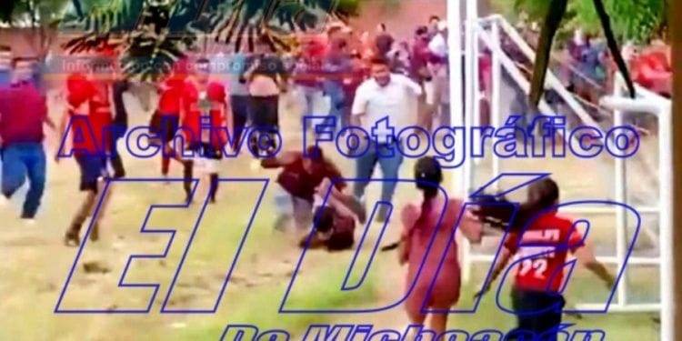 Pelea campal en cuadrangular de Futbol en la Florida de Apatzingán (VIDEO) 1 pleito f - El día de Michoacán