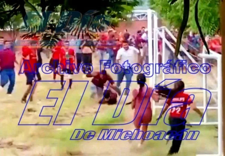 Pelea Campal En Cuadrangular De Futbol En La Florida De Apatzingán (Video) 22 Pleito F