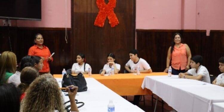 En Apatzingán, Imparten conferencia en el Día Naranja