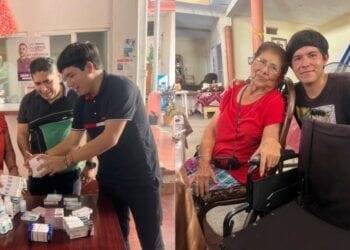 Tractocamión se sale de la carpeta asfáltica en la Siglo XXI