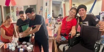 Tractocamión Se Sale De La Carpeta Asfáltica En La Siglo Xxi