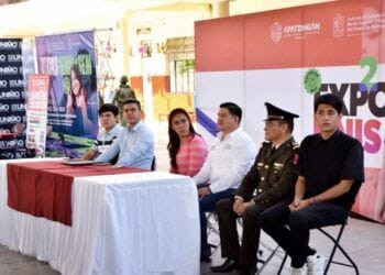 Encienden la monumental Catrina en Apatzingán
