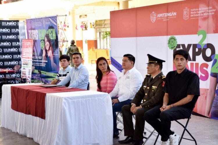 Mil 500 Alumnos Visitaron La Expounis 2024, En Apatzingán 20 Encienden La Monumental Catrina En Apatzingán