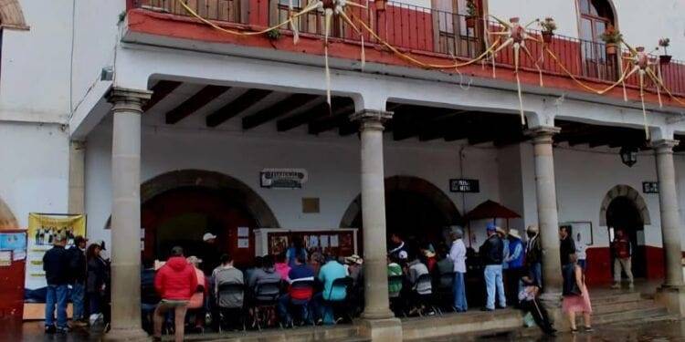 FGR investiga a funcionarios por reuniones con el crimen organizado