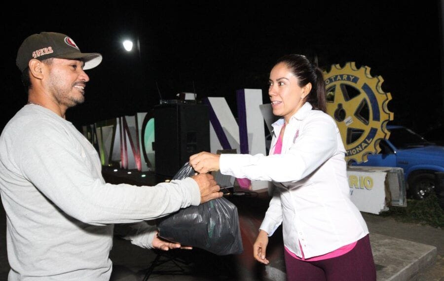 Fanny Arreola entrega despensas a trbajadores agricolas 2 | El Día de Michoacán
