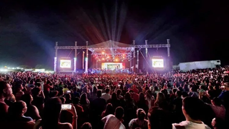 Encienden La Monumental Catrina En Apatzingán