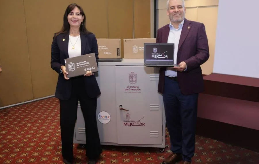 Renovación Tecnológica En Escuelas De Michoacán Beneficiará A 65 Mil Estudiantes: Bedolla