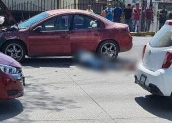 Encienden la monumental Catrina en Apatzingán