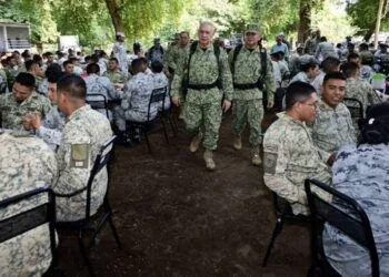 Tractocamión Se Sale De La Carpeta Asfáltica En La Siglo Xxi