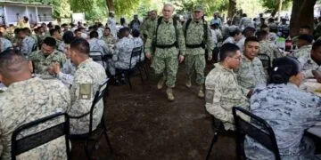 Tractocamión Se Sale De La Carpeta Asfáltica En La Siglo Xxi