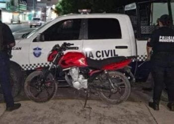 Tractocamión se sale de la carpeta asfáltica en la Siglo XXI