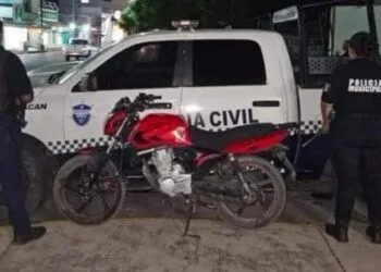 Tractocamión Se Sale De La Carpeta Asfáltica En La Siglo Xxi