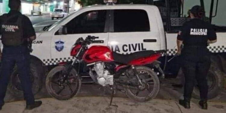 Tractocamión se sale de la carpeta asfáltica en la Siglo XXI