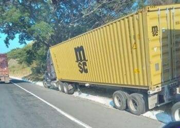 Tractocamión se sale de la carpeta asfáltica en la Siglo XXI