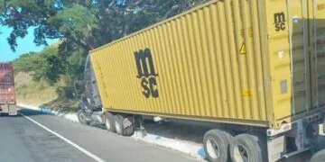 Tractocamión Se Sale De La Carpeta Asfáltica En La Siglo Xxi