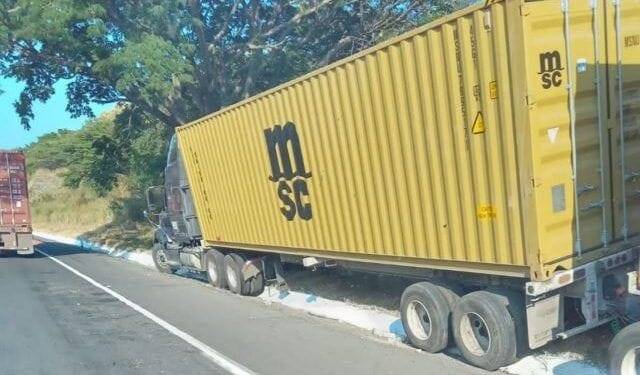 Tractocamión se sale de la carpeta asfáltica en la Siglo XXI