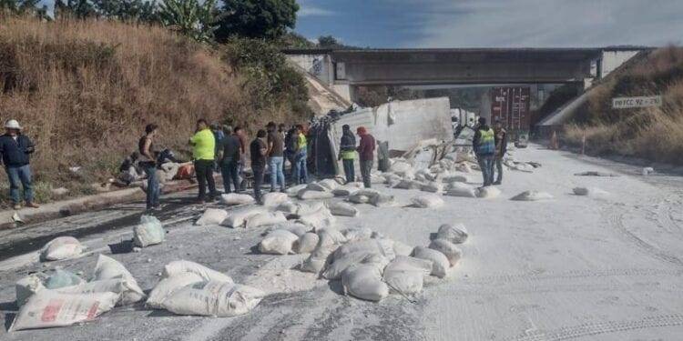 Camión cargado con harina vuelca tras choque contra tráiler, en autopista Uruapan-Pátzcuaro; 4 lesionados
