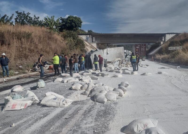 Camión Cargado Con Harina Vuelca Tras Choque Contra Tráiler, En Autopista Uruapan-Pátzcuaro;  4 Lesionados