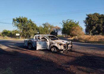 Abandonan Camioneta Incendiada En Carretera Apatzingán-Aguililla A La Altura Del Crucero Al Recreo De Apatzingán