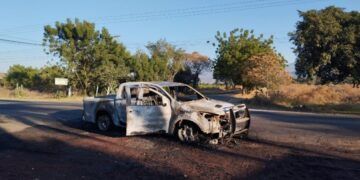Abandonan Camioneta Incendiada En Carretera Apatzingán-Aguililla A La Altura Del Crucero Al Recreo De Apatzingán