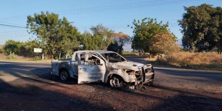Abandonan camioneta incendiada en carretera Apatzingán-Aguililla a la altura del crucero Al Recreo de Apatzingán 1 Abandonan camioneta incendiada en carretera Apatzingán-Aguililla a la altura del crucero Al Recreo de Apatzingán