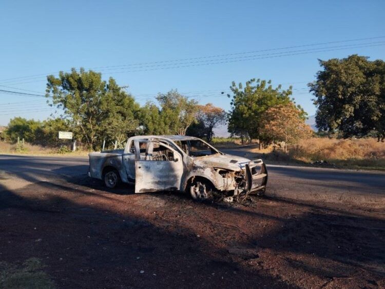 Abandonan Camioneta Incendiada En Carretera Apatzingán-Aguililla A La Altura Del Crucero Al Recreo De Apatzingán