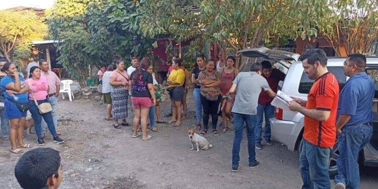 César Alan Silva Martínez, recorre colonias populares de Apatzingán entregando pollo, carne para la cena de fin de año y juguetes para los pequeños