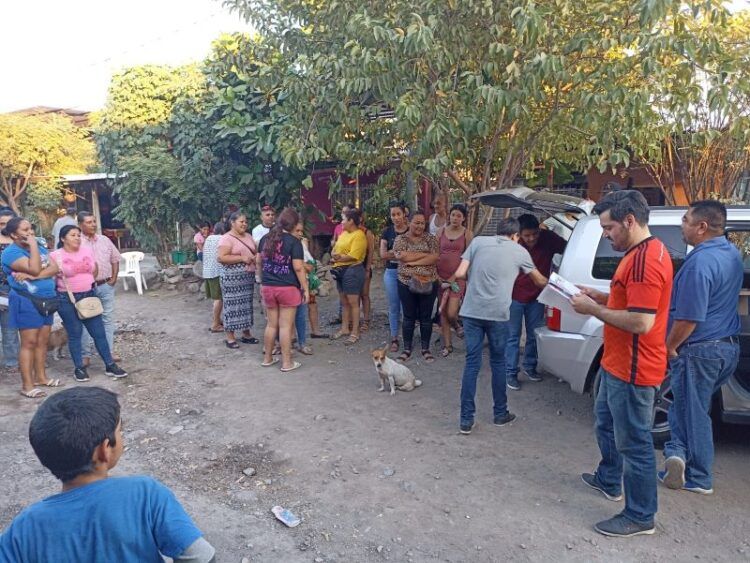 César Alan Silva Martínez, Recorre Colonias Populares De Apatzingán Entregando Pollo, Carne Para La Cena De Fin De Año Y Juguetes Para Los Pequeños