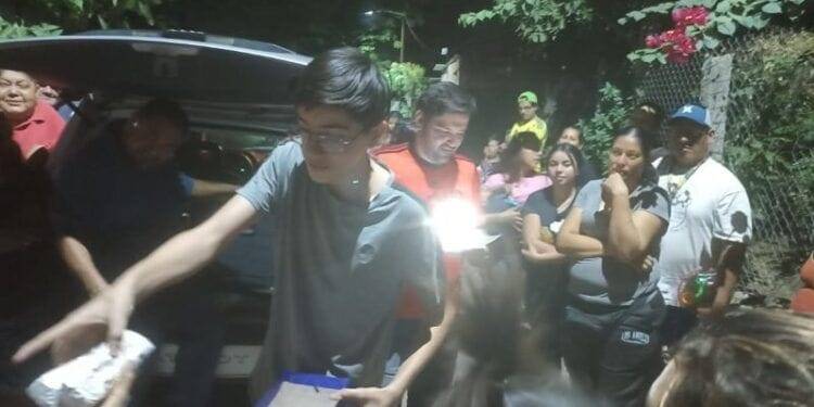 César Alan Silva Martínez, recorre colonias populares de Apatzingán entregando pollo, carne para la cena de fin de año y juguetes para los pequeños