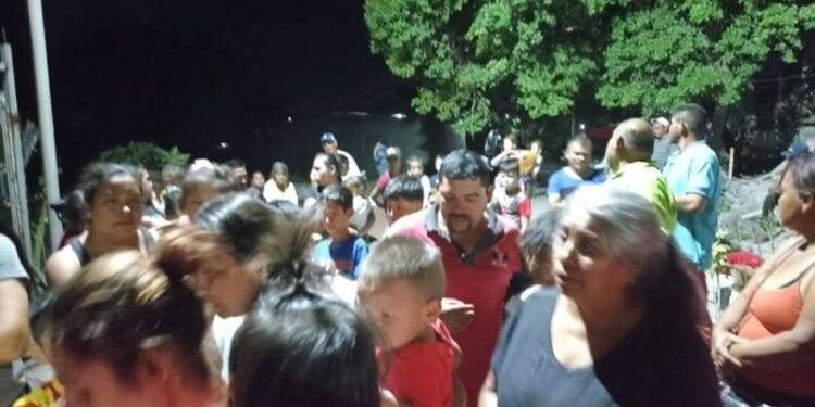 César Alan Silva Martínez, recorre colonias populares de Apatzingán entregando pollo, carne para la cena de fin de año y juguetes para los pequeños