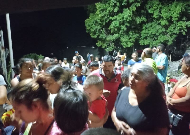 César Alan Silva Martínez, recorre colonias populares de Apatzingán entregando pollo, carne para la cena de fin de año y juguetes para los pequeños