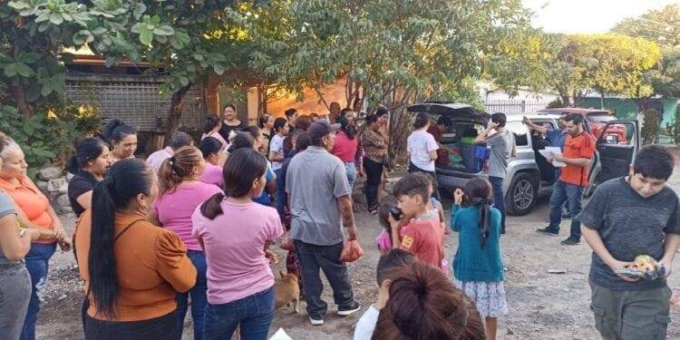 César Alan Silva Martínez, recorre colonias populares de Apatzingán entregando pollo, carne para la cena de fin de año y juguetes para los pequeños