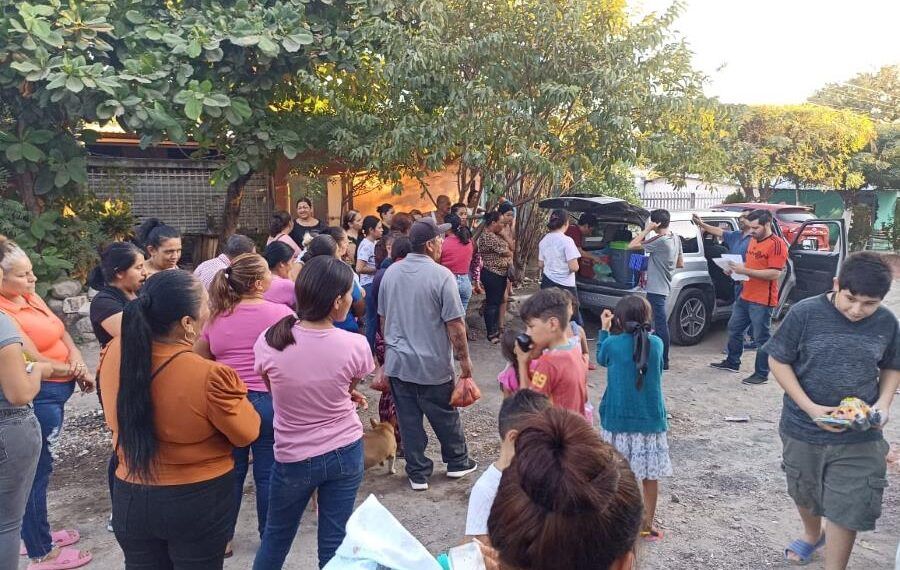 César Alan Silva Martínez, recorre colonias populares de Apatzingán entregando pollo, carne para la cena de fin de año y juguetes para los pequeños
