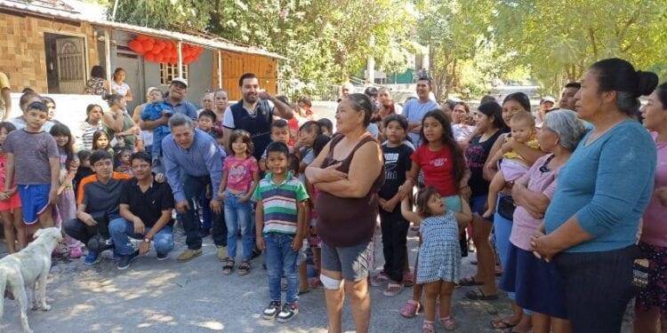 César Alan Silva Martínez, recorre colonias populares de Apatzingán entregando pollo, carne para la cena de fin de año y juguetes para los pequeños